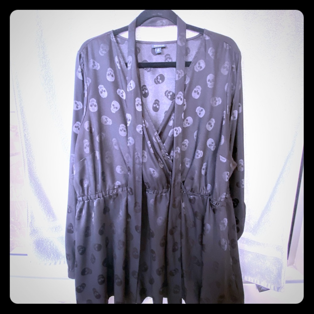 Sz 3 skull detail sheer/black top